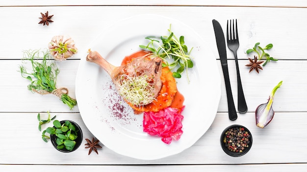 Talerz z kolorowym daniem